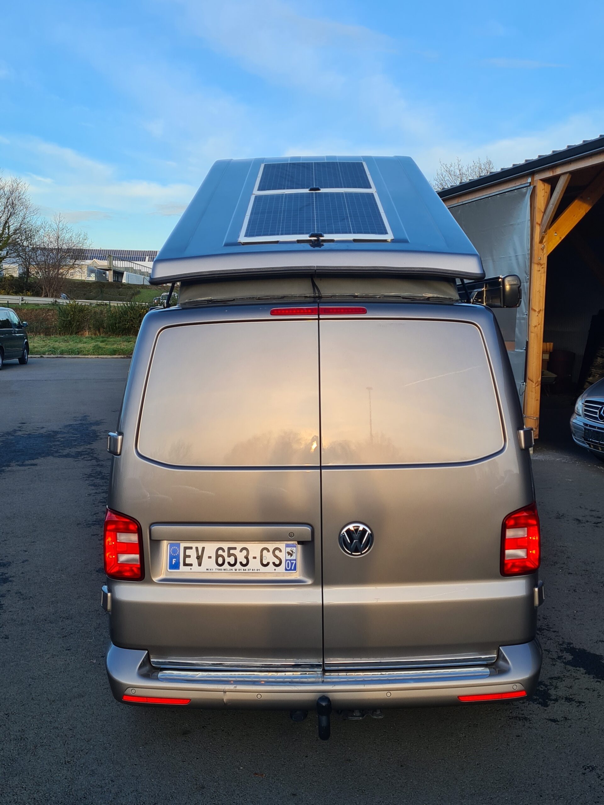 Lire la suite à propos de l’article Peut-on mettre un panneau solaire si on fait poser un toit relevable sur son van?