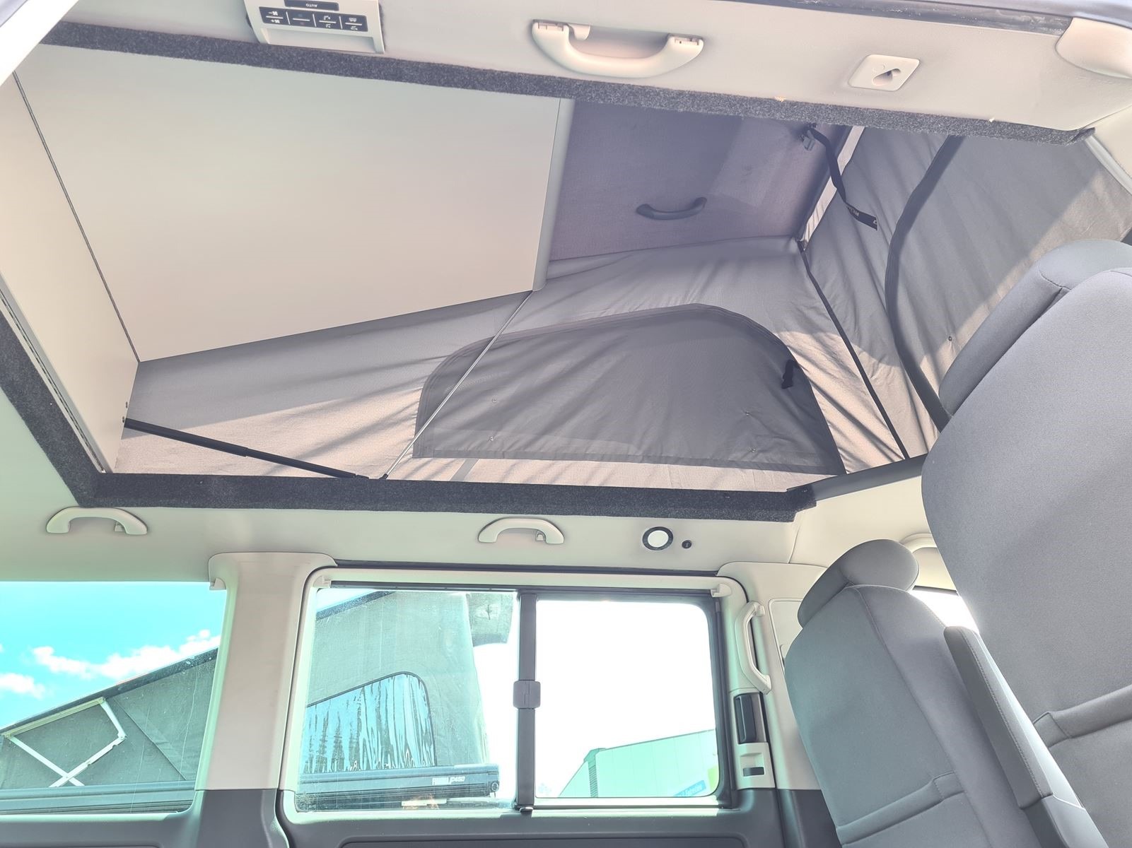 Lire la suite à propos de l’article Peut-on installer un toit relevable sur n&rsquo;importe quel fourgon ?